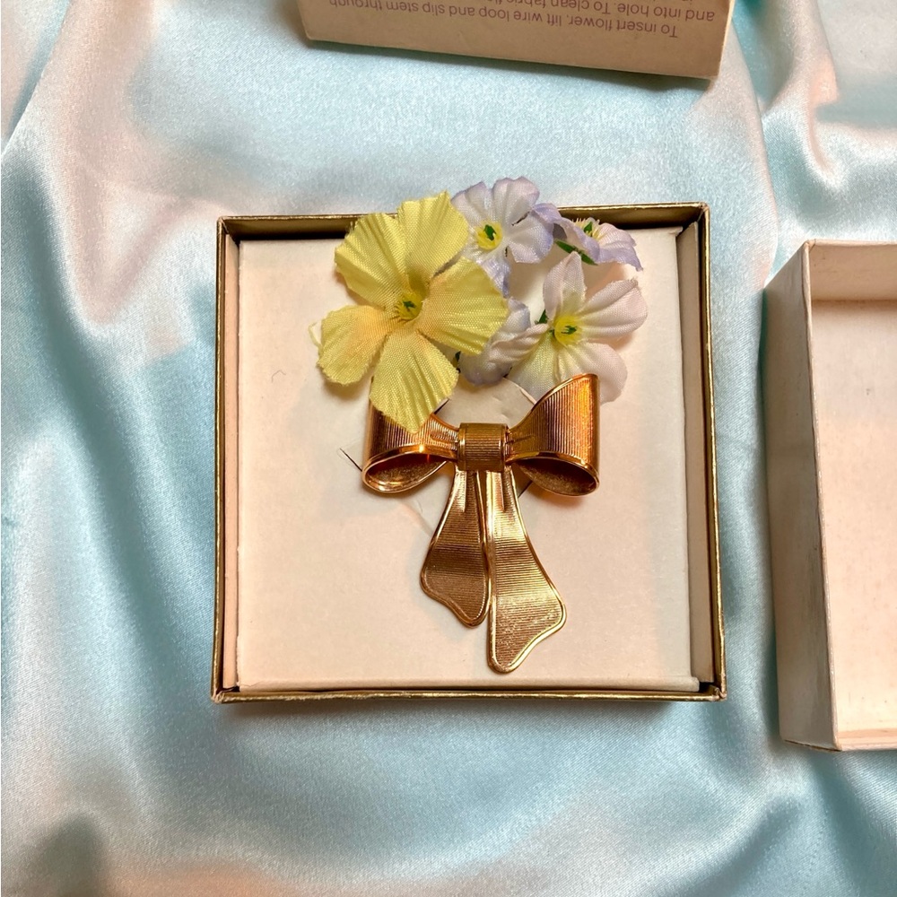Avon Corsage holder Gold Brooch Pin 1980 Vintage New